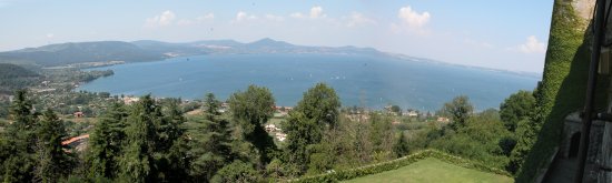 Panorama sul lago di Bracciano
dagli spalti del castello
Orsini-Odescalchi
(22714 bytes)